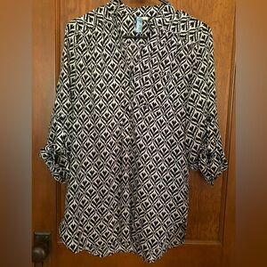 Black + white moroccan pattern blouse 3/4 sleeves. V-neck button neckline. Sml
